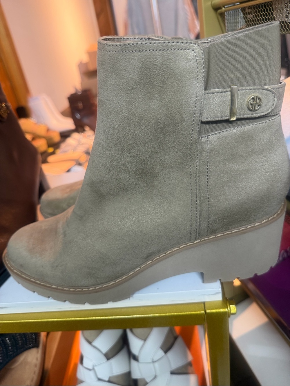Giani Bernini Olive Green Suede Ankle Booties - Picture 2 of 4